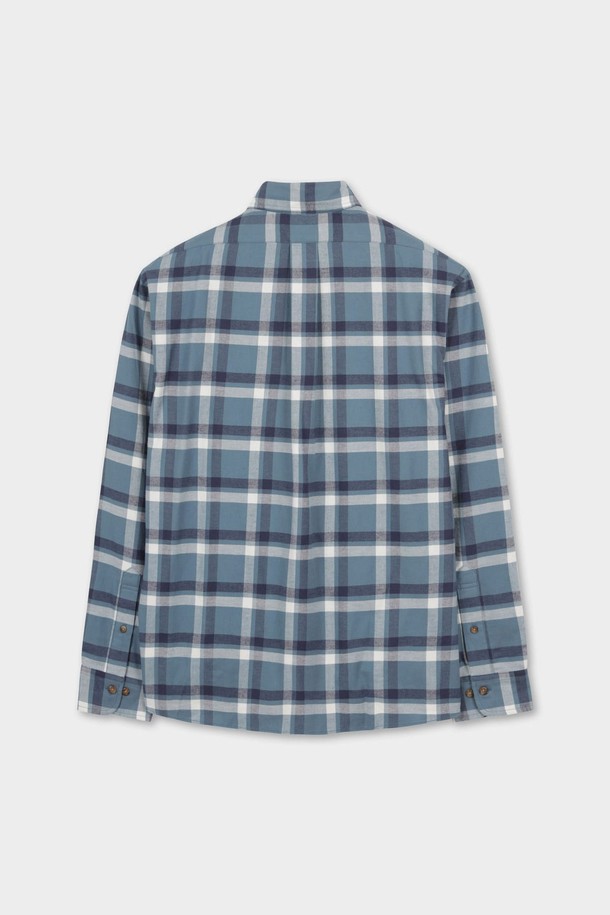 플란넬 체크 셔츠 (블루) (BBTHMFF401)는 클래식과 캐주얼 스타일을 모두 아우르는 남성용 플란넬 셔츠입니다. 부드러운 면 소재로 제작되어 가을과 겨울철에 따뜻하고 편안하게 착용할 수 있습니다. 블랙워치 타탄 체크 패턴과 버튼다운 칼라 디자인이 특징이며, 칼라 끝 부분의 버튼 장식이 포인트를 더합니다. 레귤러핏으로 제작되어 다양한 체형에 잘 어울리며, 데일리룩, 출근룩, 모임룩 등 다채로운 TPO에 활용하기 좋습니다.
