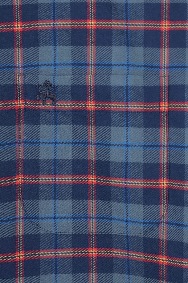 네이비 컬러의 플란넬 체크 셔츠 (BBTHMFF401)입니다. 부드러운 면 소재로 제작되어 가을, 겨울 시즌에 따뜻하고 편안하게 착용하기 좋습니다. 블랙워치 타탄체크 패턴과 버튼다운 칼라, 칼라 끝 버튼 디테일이 클래식하고 캐주얼한 스타일을 연출합니다. 레귤러핏으로 제작되어 유니버설 착용감을 선사하며, 데일리룩, 출근룩, 모임룩 등 다양한 TPO에 활용할 수 있습니다. 긴 소매 기장과 두꺼운 두께감으로 보온성을 높였습니다.
