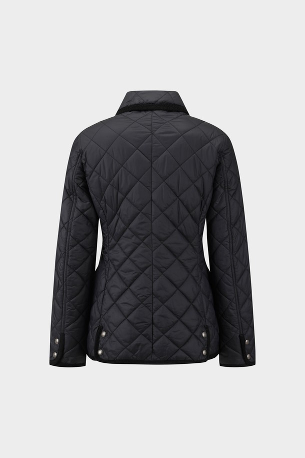 [여성] 퀼팅 재킷 (블랙) (BBOPWBF401)은 베이직하고 캐주얼한 스타일의 여성 겨울 아우터입니다. 두꺼운 두께감과 나일론 소재로 제작되어 보온성을 높였으며, 레귤러 핏으로 편안하게 착용할 수 있습니다. 긴 소매와 퀼팅 패턴이 특징이며, 밑단 스냅 버튼으로 실루엣 조절이 가능합니다. 일상, 산책, 여행 등 다양한 TPO에 활용 가능하며, 캐주얼, 미니멀, 클래식 스타일을 즐겨 입는 분들께 추천합니다. 골든플리스 로고가 디자인의 포인트를 더합니다.
