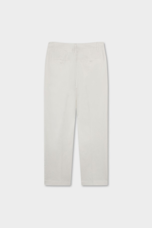 [여성] 코튼 팬츠 (화이트) (BBPCWBF301)는 봄, 여름 시즌에 적합한 여성용 코튼 팬츠입니다. 베이직한 스타일의 이 긴 바지는 면과 폴리에스테르 혼방 소재로 제작되어 부드러운 촉감을 선사합니다. 슬림핏과 스트레이트 핏으로, 무지 디자인의 클래식하면서 미니멀한 스타일을 연출합니다. 밴딩이 없는 디자인으로 깔끔한 핏을 강조하며, 데일리 웨어로 활용하기 좋은 아이템입니다.
