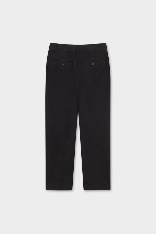 블랙 색상의 여성용 코튼 팬츠입니다. 면과 폴리에스테르 혼방 소재로 제작되어 부드러운 촉감을 선사하며, 사계절 내내 활용하기 좋습니다. 베이직한 스타일과 슬림핏, 스트레이트 핏으로 어떤 상의와도 잘 어울립니다. 출근룩, 오피스룩 등 TPO에 맞춰 미니멀, 클래식, 시크한 스타일을 연출할 수 있는 에센셜 디자인의 코튼 팬츠입니다. 무지 디자인으로 깔끔하고 세련된 느낌을 주며, 다양한 상의와 매치하여 폭넓은 스타일을 소화할 수 있습니다.
