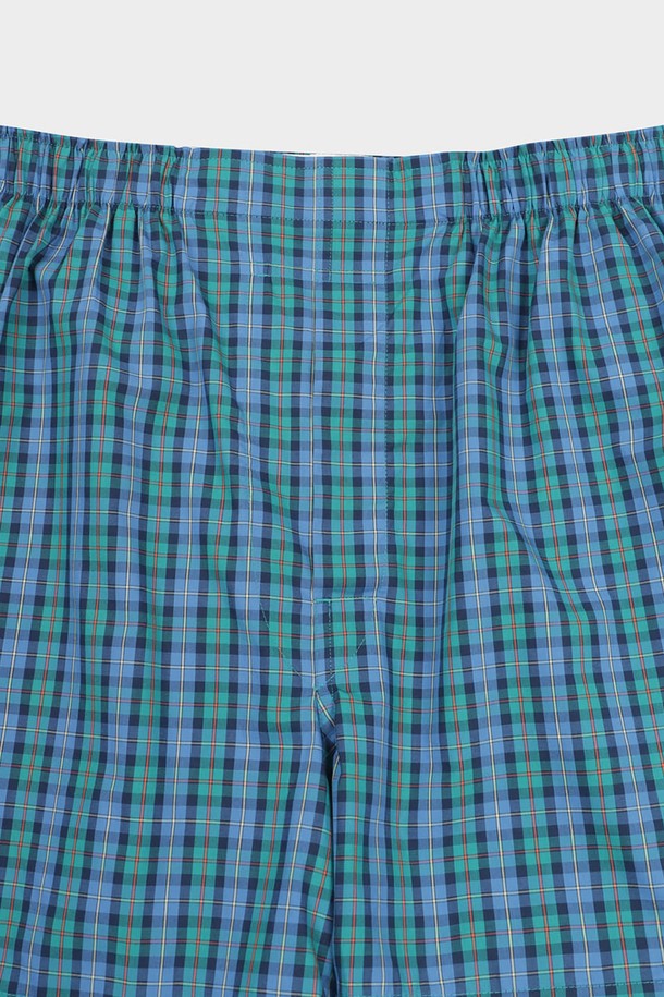 홀리데이 체크 박서 (블루) (BBAUMNF502)는 남성용 언더웨어 박서 팬츠입니다. 사계절 모두 착용 가능하며, 집콕룩, 여행룩에 적합합니다. 캐주얼, 미니멀, 클래식 스타일을 연출할 수 있으며, 탄력 있는 허리 밴드가 특징입니다. 시원하고 부드러운 코튼 소재에 블루 컬러의 체크 패턴으로 디자인되었습니다. 제품 번호는 BBAUMNF502입니다.
