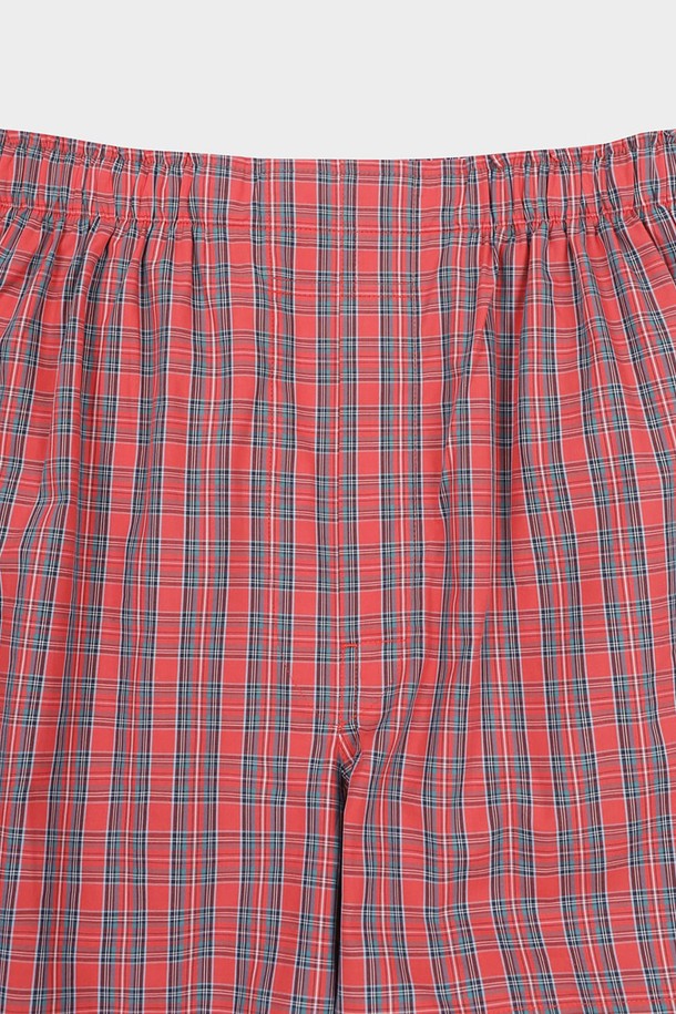 홀리데이 체크 박서 (레드) (BBAUMNF502)는 남성용 박서 팬츠입니다. 사계절용으로 제작되었으며, 면 소재로 제작되어 편안한 착용감을 제공합니다. 레드 컬러에 체크 패턴이 돋보이며, 밴딩 허리밴드와 레귤러핏 디자인으로 활동성을 높였습니다. 집콕룩이나 동네 마실룩에 적합하며, 캐주얼, 미니멀, 클래식 스타일을 연출하기 좋습니다.
