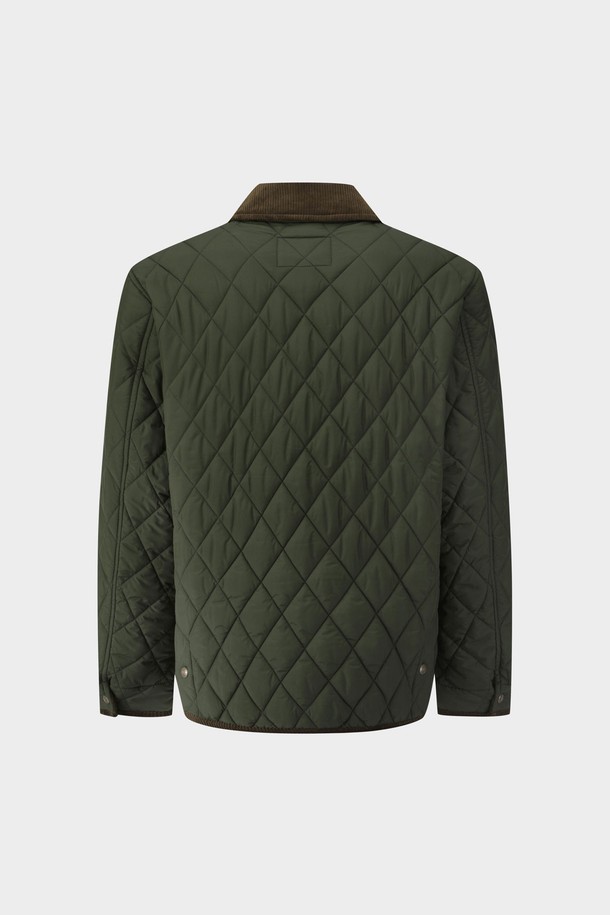 올리브 컬러의 퀼팅 점퍼 (BBOPMBF402)입니다. 봄, 가을 시즌에 착용하기 좋은 두꺼운 두께감의 레귤러핏 점퍼로, 캐주얼하고 베이직한 스타일을 연출합니다. 쏘모어 충전재를 사용하여 보온성을 높였으며, 코듀로이 디테일과 포켓 디테일이 특징입니다. 일상생활은 물론, 가을 나들이룩이나 동네 마실룩에 활용하기 좋습니다. 긴 소매 기장의 버튼 여밈 방식으로, 캐주얼, 클래식, 미니멀 스타일을 즐겨 입는 분들께 추천합니다.
