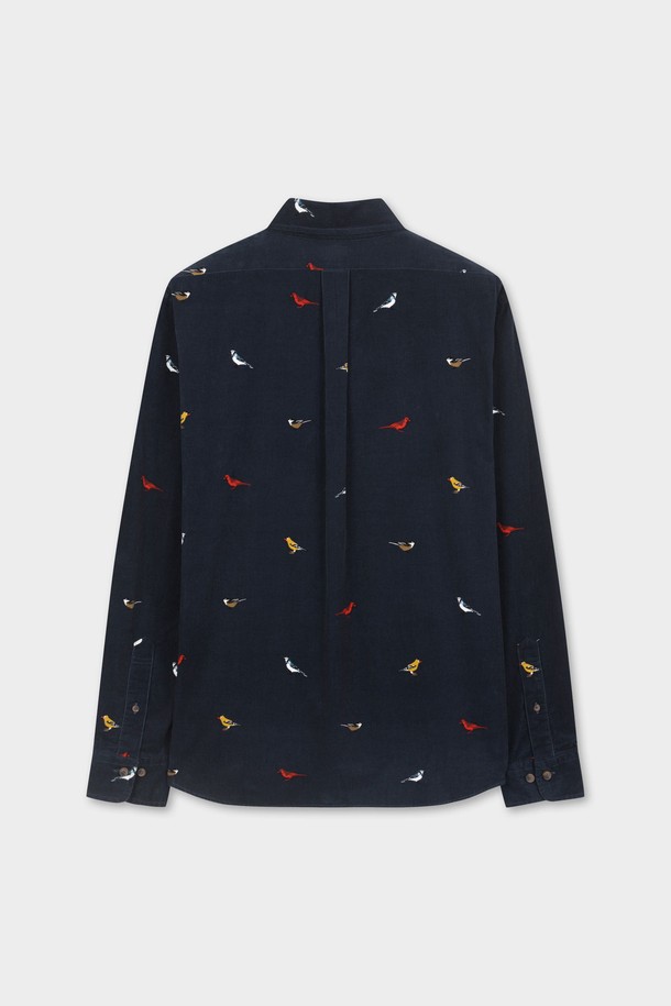 네이비 컬러의 플란넬 버드 패턴 셔츠 (BBTHMFF402)입니다. 가을, 겨울에 어울리는 클래식 스타일의 긴소매 플란넬 셔츠로, 1900년대에 처음 선보인 폴로 버튼다운 디자인을 기반으로 제작되었습니다. 셔츠 전면에 버드 프린트와 스코티쉬 타탄 패턴이 적용되어 있으며, 셔츠 칼라 끝에는 단추 디테일이 돋보입니다. 레귤러 핏으로 제작되어 편안한 착용감을 선사하며, 데일리룩, 데이트룩, 카페룩 등 다양한 TPO에 활용하기 좋습니다. 면 소재로 제작되어 부드러운 촉감을 자랑합니다.
