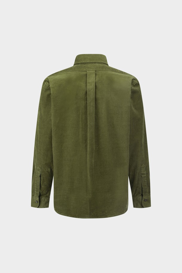 15W 코듀로이 셔츠 재킷 (올리브) (BBTHMNF401)은 가을과 겨울에 착용하기 좋은 남성용 셔츠 재킷입니다. 톤 다운된 올리브 컬러의 무지 디자인으로, 캐주얼 및 베이직 스타일을 연출하기 좋습니다. 두꺼운 코듀로이 소재에 레귤러 핏, 차이나 칼라, 긴소매 기장으로 제작되었으며, 버튼 여밈과 포켓 디테일이 특징입니다. 출근룩과 비즈니스 캐주얼에 활용하기 좋으며, 캐주얼, 클래식, 미니멀 스타일을 원하는 고객에게 적합합니다.
