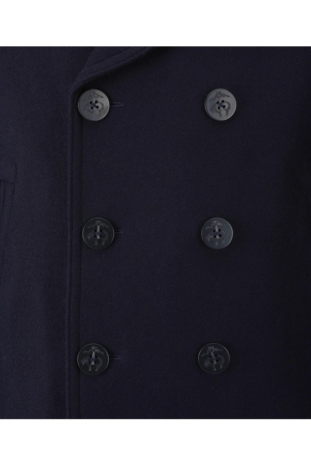 세련된 무드의 네이비 컬러 울 피코트입니다. 클래식하고 모던한 스타일로, 겨울과 간절기에 착용하기 좋습니다. 두꺼운 두께감으로 보온성을 높였으며, 레귤러핏으로 편안하게 착용 가능합니다. 더블 버튼 여밈 방식과 숏 기장의 디자인으로, 다양한 룩에 활용하기 좋습니다. 사이드 포켓 디테일로 실용성을 더했습니다. 겨울 데일리룩, 출근룩, 모임룩 등 폭넓게 활용할 수 있으며, 미니멀하고 시크한 스타일을 연출하기에 좋습니다.
