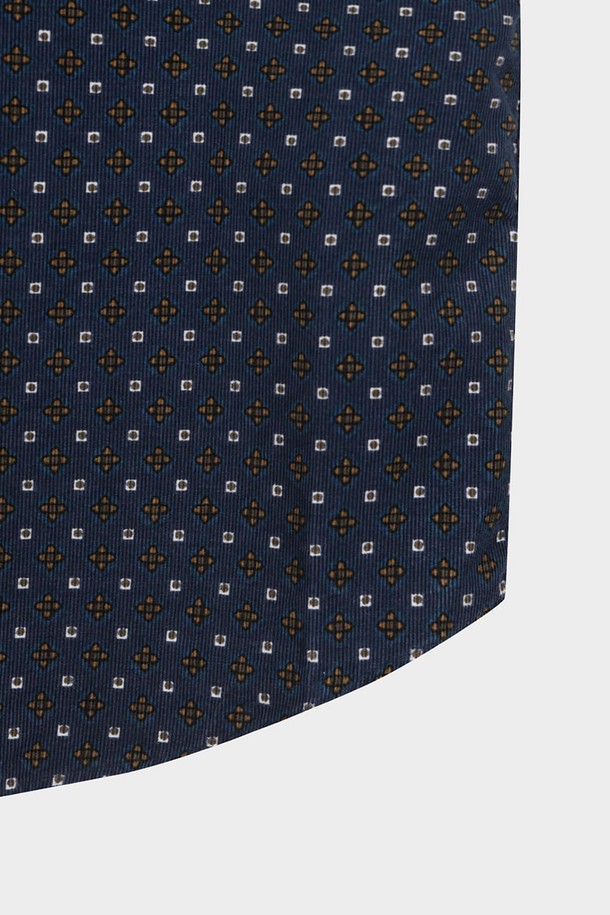 네이비 컬러의 코듀로이 페이즐리 패턴 셔츠(BBTHMMF402)입니다. 부드러운 촉감의 코듀로이와 면 혼방 소재로 제작되어, 사계절 내내 활용 가능합니다. 레귤러 핏에 긴 소매, 칼라 디테일로 캐주얼하면서도 클래식한 스타일을 연출합니다. 워싱 가공을 통해 자연스러운 색감을 살렸으며, 단독으로 또는 이너웨어와 레이어드하여 다양한 스타일을 시도할 수 있습니다. 치노 팬츠나 데님과 매치하여 데이트룩, 카페룩 등 다채로운 TPO에 활용해보세요.
