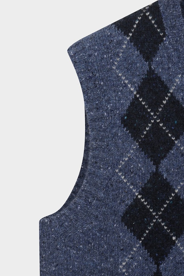 울 아가일 패턴 베스트 (블루) (BBWVMFF401)는 가을, 겨울 시즌에 활용하기 좋은 클래식 스타일의 베스트입니다. 부드러운 촉감의 울 80%, 폴리아미드 20% 혼방 소재로 제작되어 보온성이 뛰어나며, 두꺼운 두께감으로 따뜻하게 착용할 수 있습니다. 셔츠나 터틀넥과 레이어드하여 스타일리시하게 연출하거나, 재킷 안에 이너로 활용하여 보온성을 높일 수 있습니다. 레귤러핏에 V넥 디자인, 민소매 기장으로 제작되었으며, 정교한 니팅 기술로 아가일 패턴을 섬세하게 표현했습니다. 겨울 데일리룩, 오피스룩, 모임룩 등 다양한 TPO에 맞춰 클래식, 미니멀, 캐주얼 스타일을 연출해보세요.
