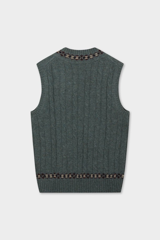 이번 겨울, 클래식한 무드를 더해줄 울 케이블 패턴 베스트 (그린) (BBWVMMF401)입니다. 서들랜드 울 소재를 사용하여 가볍지만 뛰어난 보온성을 자랑하며, 러스틱한 촉감이 특징입니다. 클래식한 핏과 V넥 디자인, 페어아일 네크라인 디테일이 빈티지한 감성을 선사합니다. 다양한 이너와 레이어링하여 개성 있는 스타일을 연출하거나, 테니스 스타일을 연출하여 단품으로도 멋스럽게 착용할 수 있습니다. 겨울 데일리룩에 포인트를 더해줄 이너 아이템으로 활용해 보세요.
