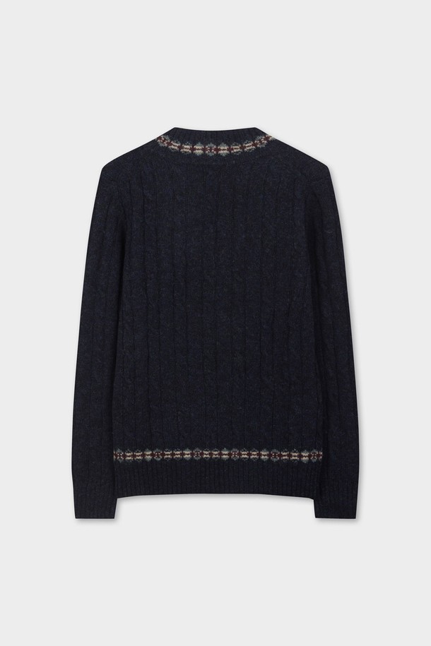 네이비 컬러의 울 케이블 브이넥 스웨터입니다. 셰틀랜드 울 소재를 사용하여 부드러운 촉감과 뛰어난 보온성을 자랑합니다. 클래식한 디자인에 테니스 스타일 니트와 페어아일 넥라인 디테일이 더해져 세련된 분위기를 연출합니다. 겨울 데일리룩, 데이트룩, 모임룩 등 다양한 TPO에 활용 가능하며, 미니멀, 캐주얼 스타일에도 잘 어울립니다. 따뜻하고 스타일리시한 겨울을 위한 필수 아이템입니다.
