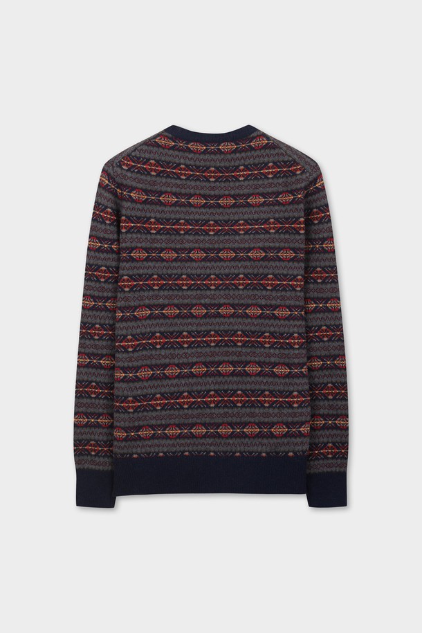 BBWRMFF402 울 빈티지 페어아일 크루넥 스웨터(그레이)는 겨울철 데일리룩을 위한 클래식하고 미니멀한 스타일의 니트/스웨터입니다. 울과 폴리아미드의 혼방 소재로 제작되어 보온성이 뛰어나며, 레귤러 기장의 긴 소매 디자인입니다. 크루넥 라인과 페어아일 패턴이 빈티지한 무드를 자아냅니다. 셔츠나 다양한 이너와 레이어드하여 폭넓은 스타일을 연출할 수 있습니다.
