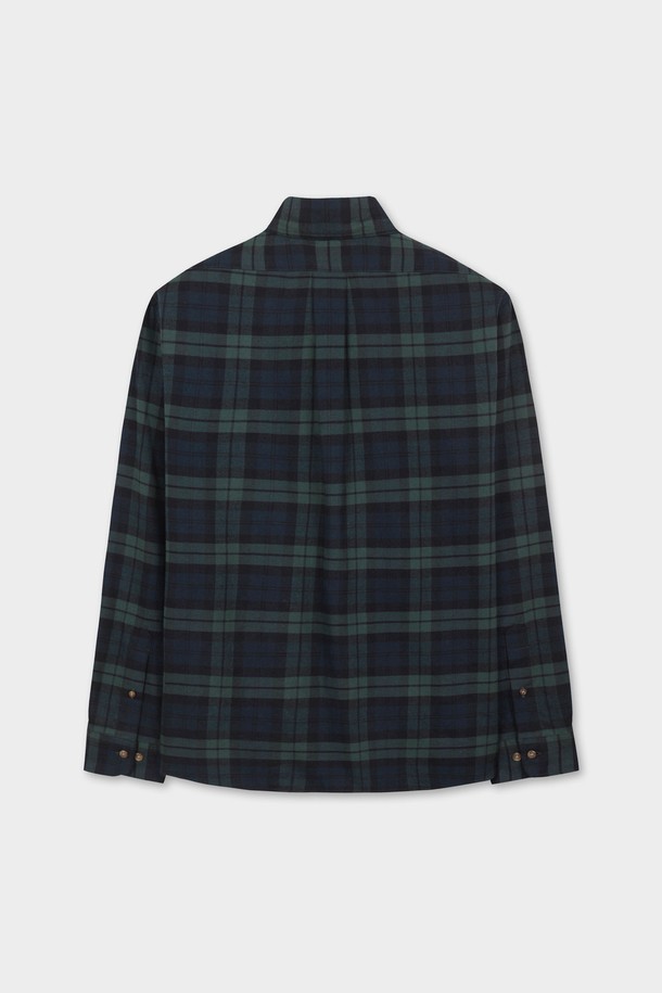 **플란넬 체크 셔츠 (멀티) (BBTHMFF401)**

부드러운 촉감의 면 소재 플란넬 체크 셔츠입니다. 가을, 겨울 시즌에 어울리는 두꺼운 두께감으로 보온성을 더했습니다. 클래식과 캐주얼 스타일을 아우르며, 일상, 출근룩, 모임룩 등 다양한 TPO에 활용하기 좋습니다. 스코틀랜드 타탄 체크 패턴과 1900년대 시그니처 버튼다운 칼라가 특징이며, 멀티, 딥블루, 그린, 블랙 등 다채로운 색상으로 만나보세요. 레귤러핏으로 편안하게 착용할 수 있는 긴소매 셔츠입니다.
