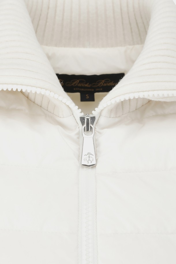 **[여성] 니트블록점퍼 (아이보리) (BBOPWBF403)**는 가을과 겨울철, 일상에서 따뜻하게 착용하기 좋은 여성 니트 블록 점퍼입니다. 부드러운 촉감의 두꺼운 니트 소재로 제작되었으며, 레귤러핏으로 편안한 착용감을 선사합니다. 아이보리 컬러에 무지 패턴으로 디자인되어 다양한 스타일의 연출이 가능하며, 집업 여밈 방식으로 간편하게 착용할 수 있습니다. 니트 소매 배색이 포인트이며, 크롭 기장으로 트렌디함을 더했습니다. 겨울 데일리룩, 집콕룩, 산책룩 등 캐주얼하고 미니멀한 스타일로 활용하기 좋습니다.
