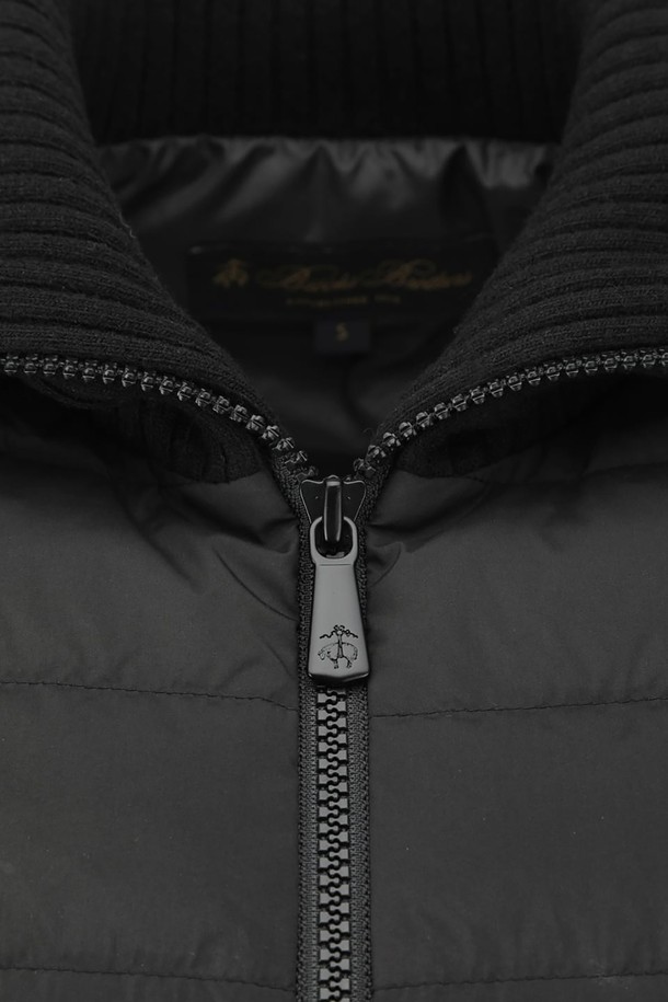 [여성] 니트블록점퍼 (블랙) (BBOPWBF403)는 겨울철 데일리룩에 적합한 여성용 아우터입니다. 베이직, 미니멀, 클래식 스타일을 아우르며, 두꺼운 두께감과 부드러운 촉감의 폴리에스테르 소재로 제작되었습니다. 블록 패턴과 집업 여밈 방식, 긴 소매 기장이 특징이며, 크롭 기장으로 세련된 실루엣을 연출합니다. 다운충전재와 보온성, 경량 디자인으로 따뜻하고 편안하게 착용 가능하며, 골든플리스 로고가 돋보입니다.
