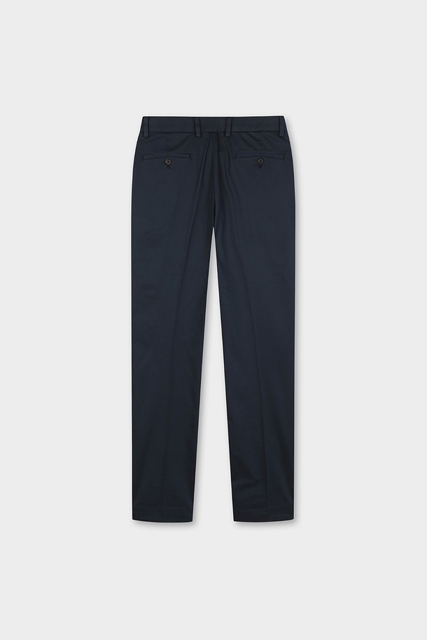 네이비 컬러의 레귤러핏 코튼 스트레치 어드밴티지 치노 (BBPCMFZ502)입니다. 면 소재로 제작되어 봄, 가을에 착용하기 좋으며, 베이직하고 클래식한 스타일을 연출합니다. 출근룩 또는 비즈니스 캐주얼에 적합하며, 미니멀하고 클래식한 분위기를 더합니다. 레귤러핏으로 편안한 착용감을 제공하며, 스트레치 기능이 있어 활동성을 높여줍니다. 무지 디자인으로 다양한 상의와 손쉽게 매치할 수 있습니다.
