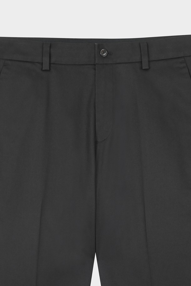 레귤러핏 코튼 스트레치 어드밴티지 치노 (블랙)는 베이직하고 캐주얼한 스타일의 남성용 치노 팬츠입니다. 부드러운 촉감의 면 소재에 스트레치 기능이 더해져 편안한 착용감을 선사합니다. 봄, 여름, 가을 시즌에 활용하기 좋으며, 출근룩이나 비즈니스 캐주얼 스타일에도 잘 어울립니다. 미니멀하고 클래식한 스타일을 선호하는 분들께 추천하며, 레귤러핏으로 제작되어 편안한 핏을 제공합니다. 무지 디자인의 블랙 컬러로 다양한 상의와 손쉽게 매치할 수 있습니다.
