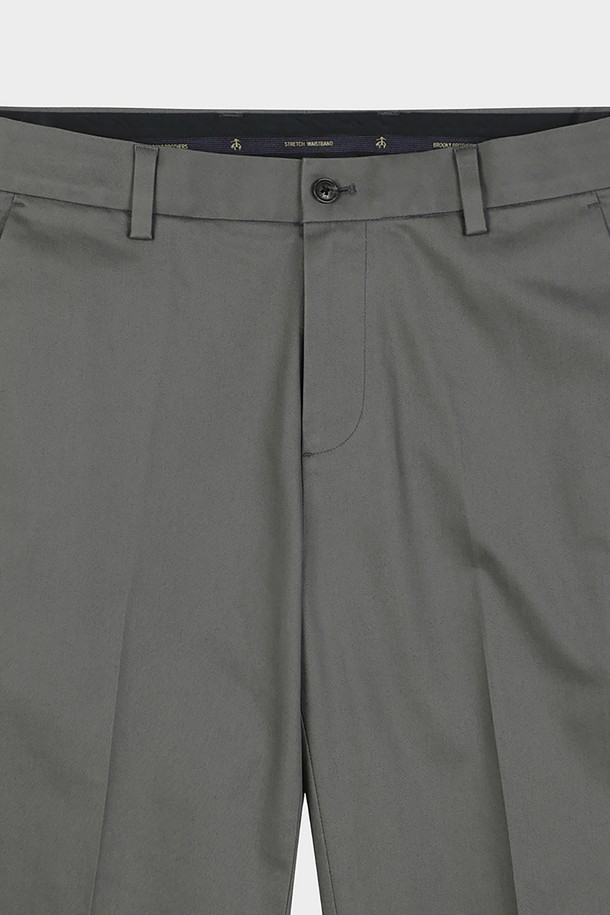 레귤러핏 코튼 스트레치 어드밴티지 치노 (마그넷) (BBPCMFZ502)는 남성용 치노 팬츠입니다. 부드러운 촉감의 면과 스판덱스 혼방 소재로 제작되어 편안한 착용감을 제공하며, 봄, 가을에 적합합니다. 베이직하고 캐주얼한 스타일로, 레귤러핏 디자인과 무지 패턴이 특징입니다. 출근룩과 비즈니스 캐주얼에 활용하기 좋으며, 캐주얼, 클래식, 미니멀 스타일을 즐겨 입는 분들께 추천합니다. 색상은 마그넷과 그레이 두 가지로 출시되었습니다.
