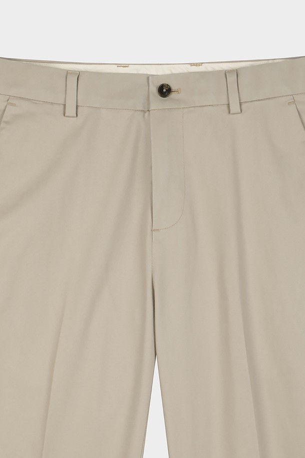 레귤러핏의 브리티쉬카키 컬러 코튼 스트레치 어드밴티지 치노 (BBPCMFZ502)입니다. 면 소재로 제작되어 편안한 착용감을 제공하며, 봄, 여름, 가을 세 계절 모두 활용 가능합니다. 베이직하고 캐주얼한 스타일로, 출근룩이나 비즈니스 캐주얼에도 적합합니다. 레귤러핏 디자인에 스트레치 기능까지 더해져 활동성을 높였습니다. 미니멀, 클래식 스타일을 선호하는 남성분들께 추천하는 긴 기장의 치노팬츠입니다.
