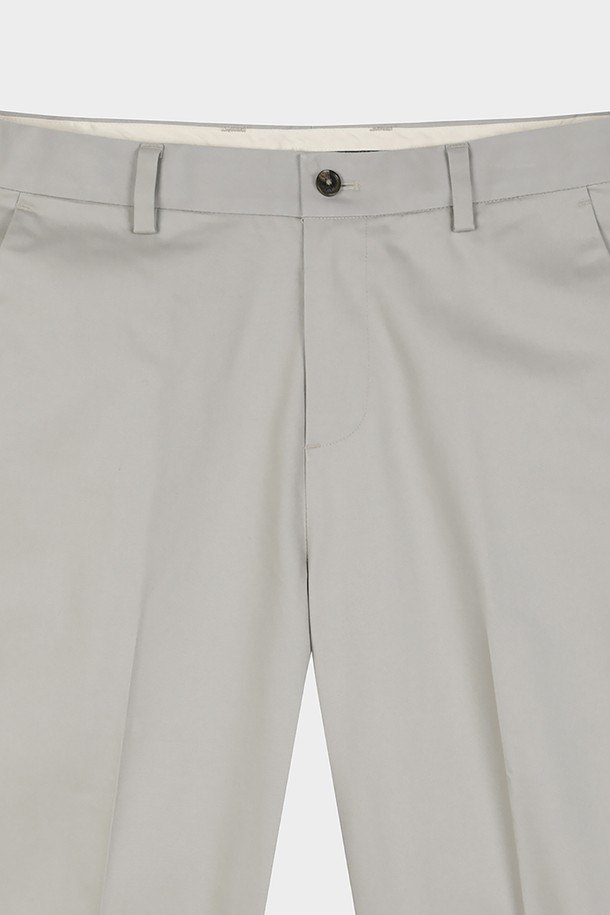 베이직하고 캐주얼한 스타일의 남성용 레귤러핏 코튼 스트레치 어드밴티지 치노입니다. 부드러운 면 소재로 제작되어 편안한 착용감을 선사하며, 봄, 여름, 가을 3계절 모두 활용 가능합니다. 카키 컬러의 무지 디자인으로 어떤 상의에도 잘 어울리며, 일상복으로 활용하기 좋습니다. 스트레치 기능이 더해져 활동성을 높인 긴 바지 치노팬츠입니다. 미니멀하고 클래식한 스타일을 선호하는 남성에게 추천합니다.
