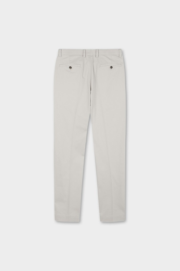 레귤러핏 코튼 스트레치 어드밴티지 치노 (스톤) (BBPCMFZ502)는 남성용 치노팬츠입니다. 부드러운 촉감의 면과 스판덱스 혼방 소재로 제작되어 편안한 착용감을 제공하며, 사계절 활용 가능합니다. 레귤러핏 스트레이트 디자인으로 베이직하고 클래식한 스타일을 연출하며, 출근룩 및 비즈니스 캐주얼에 적합합니다. 논아이론 처리, 스트레치 소재, 슬란트 포켓, 버튼 백포켓, 최소 주름 등의 기능성으로 실용성을 더했습니다. 스톤 컬러의 무지 디자인으로 미니멀하고 세련된 스타일을 완성해 보세요.
