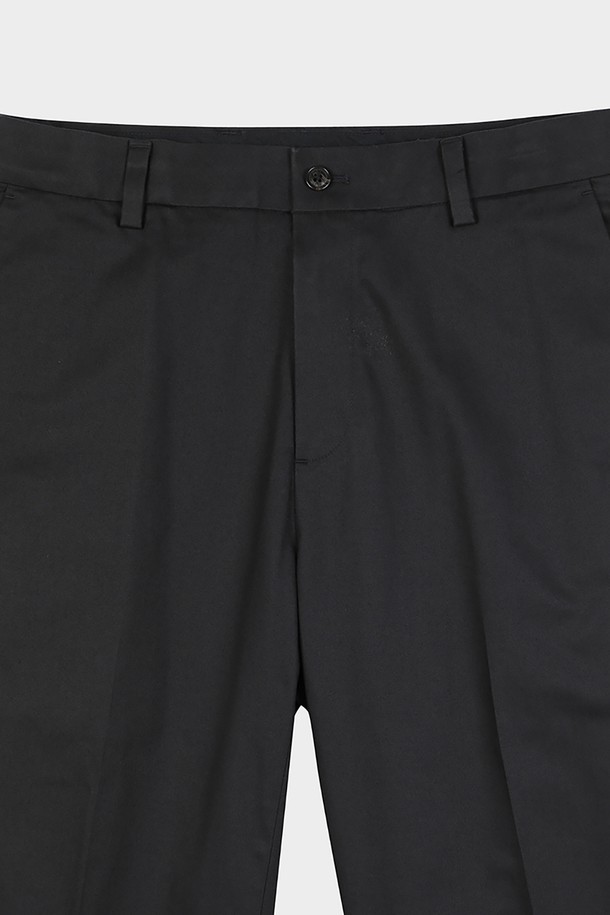 슬림핏 코튼 스트레치 어드밴티지 치노 (블랙) (BBPCMFZ501)는 남성용 치노 팬츠입니다. 부드러운 면 소재에 스트레치 기능이 더해져 편안한 착용감을 제공하며, 봄, 여름, 가을 세 계절 모두 활용 가능합니다. 슬림핏 디자인으로 캐주얼하면서도 미니멀한 스타일을 연출하며, 출근룩이나 비즈니스 캐주얼에도 적합합니다. 블랙 컬러의 무지 디자인으로 다양한 상의와 손쉽게 매치하여 클래식한 스타일을 완성할 수 있습니다.
