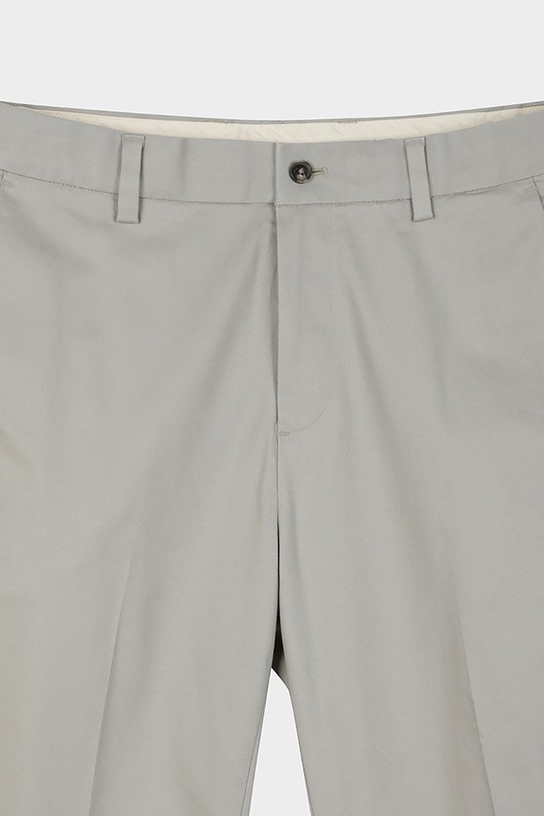 심플하고 세련된 디자인의 슬림핏 코튼 스트레치 어드밴티지 치노 (카키)입니다. 사계절 내내 활용 가능한 베이직한 아이템으로, 일상 및 비즈니스 캐주얼 스타일에 모두 잘 어울립니다. 부드러운 면과 스판덱스 혼방 소재로 제작되어 편안한 착용감과 활동성을 제공하며, 내장형 스트레치 밴딩으로 더욱 안정감 있는 핏을 선사합니다. 플랫 프론트 디자인과 테이퍼드 핏으로 다리가 길어 보이는 효과를 주며, 구김이 적어 관리가 용이합니다. 비스듬한 앞면 포켓과 버튼 뒷면 포켓 디테일로 실용성을 더했습니다.
