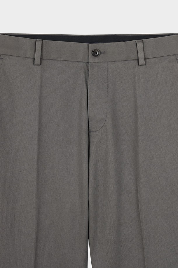 **레귤러핏 헤비웨이트 어드밴티지 치노 (마그넷) (BBPCMMZ532)**

탄탄한 면 소재의 레귤러핏 치노 팬츠입니다. 차분하고 세련된 마그넷 컬러와 베이직한 디자인으로, 다양한 상의와 손쉽게 매치할 수 있습니다. 두꺼운 두께감으로 사계절 내내 착용 가능하며, 출근룩과 비즈니스 캐주얼 스타일, 캐주얼, 클래식, 미니멀 스타일 연출에 적합합니다. 
