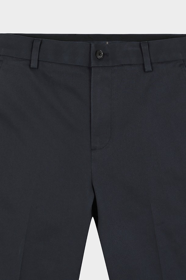 네이비 컬러의 레귤러핏 헤비웨이트 어드밴티지 치노 (BBPCMMZ532)는 클래식하고 베이직한 스타일을 추구하는 분들을 위한 사계절용 치노 팬츠입니다. 튼튼한 면과 스판덱스 혼방 소재로 제작되어 편안한 착용감과 활동성을 제공하며, 두꺼운 두께감으로 형태를 잘 유지합니다. 논아이론 처리된 원단으로 주름을 방지하고, 내부 스트레치 밴딩으로 허리 부분의 편안함을 더했습니다. 슬란트 앞주머니와 버튼 뒷주머니, 플랫 프론트 디자인으로 깔끔한 외관을 자랑하며, 출근룩이나 비즈니스 캐주얼, 데일리룩 등 다양한 TPO에 활용 가능합니다.
