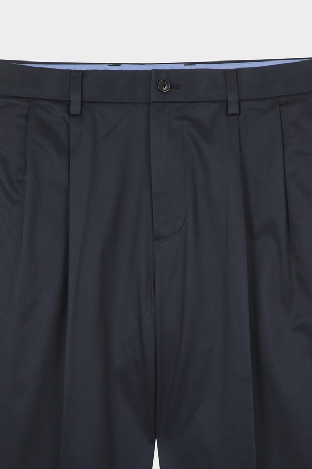 **트레디셔널핏 라이트웨이트 어드밴티지 치노 (네이비) (BBPCMMZ503)**는 남성용 치노 팬츠입니다. 얇은 두께감의 면 소재로 제작되어 봄, 여름철에 시원하게 착용하기 좋습니다. 트레디셔널핏과 레귤러핏으로 제작되어 클래식하고 베이직한 스타일을 연출하며, 출근룩 및 비즈니스 캐주얼에 적합합니다. 네이비 컬러의 무지 디자인으로 미니멀하고 세련된 스타일을 완성할 수 있습니다. 부드러운 촉감의 라이트웨이트 소재로 편안한 착용감을 선사합니다.
