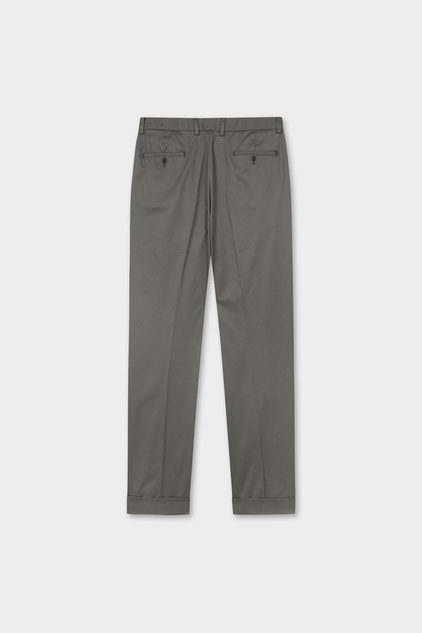 트레디셔널핏 라이트웨이트 어드밴티지 치노 (마그넷) (BBPCMMZ503)는 남성용 치노 팬츠입니다. 봄, 여름 시즌에 적합하며, 가볍고 부드러운 면 소재로 제작되어 편안한 착용감을 선사합니다. 클래식하고 베이직한 스타일로 비즈니스 캐주얼 및 출근룩에 적합하며, 미니멀하고 캐주얼한 스타일 연출에도 용이합니다. 레귤러핏에 가까운 트레디셔널핏으로, 얇은 두께감과 마그넷 컬러의 무지 디자인이 특징입니다. 긴 기장으로 다양한 상의와 매치하여 활용할 수 있습니다.
