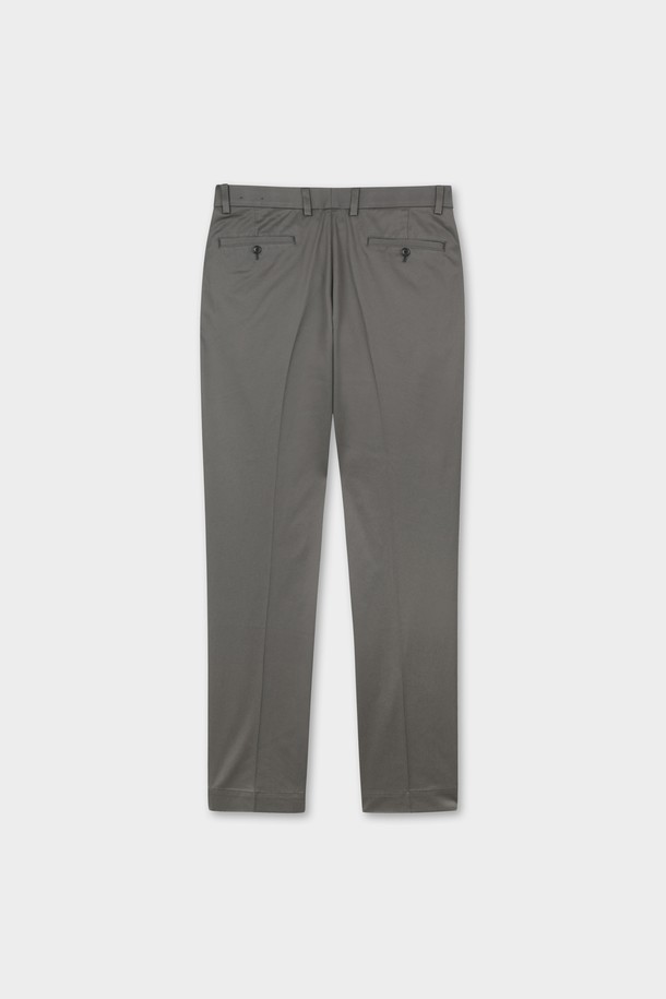 **레귤러핏 라이트웨이트 어드밴티지 치노 (마그넷) (BBPCMMZ502)**는 가볍고 시원한 착용감의 남성용 치노 팬츠입니다. 부드러운 면과 스판덱스 혼방 소재로 제작되어 편안한 활동성을 제공하며, 레귤러핏으로 제작되어 베이직하면서도 캐주얼한 스타일을 연출합니다. 마그넷 컬러의 무지 디자인으로 다양한 상의와 매치하기 용이하며, 여름철은 물론 비즈니스 캐주얼 및 출근룩으로 활용하기 좋습니다. 논아이론, 주름 방지 기능과 스트레치 소재로 편의성을 높였으며, 앞면 슬랜트 포켓과 뒷면 버튼 포켓, 부분 밴딩 디테일로 실용성을 더했습니다.
