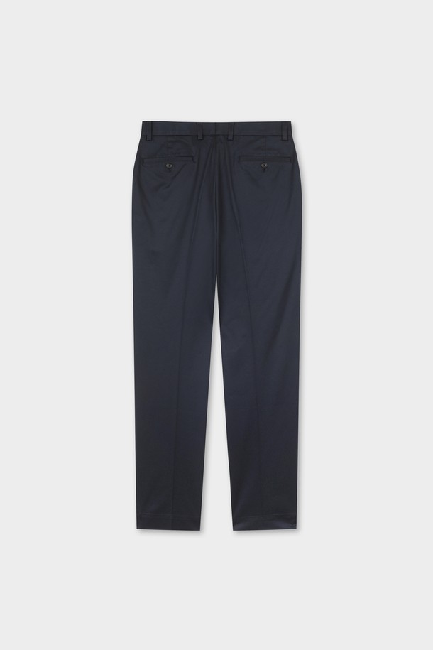 네이비 컬러의 레귤러핏 라이트웨이트 어드밴티지 치노 팬츠입니다. 봄, 여름 시즌에 적합하며, 가볍고 부드러운 면 소재로 제작되어 편안한 착용감을 선사합니다. 베이직하고 캐주얼한 스타일로, 출근룩이나 비즈니스 캐주얼에 활용하기 좋습니다. 미니멀하고 클래식한 디자인으로 다양한 상의와 매치하여 스타일리시하게 연출할 수 있습니다. 얇은 두께감과 레귤러핏으로 시원하고 깔끔한 핏을 제공합니다.
