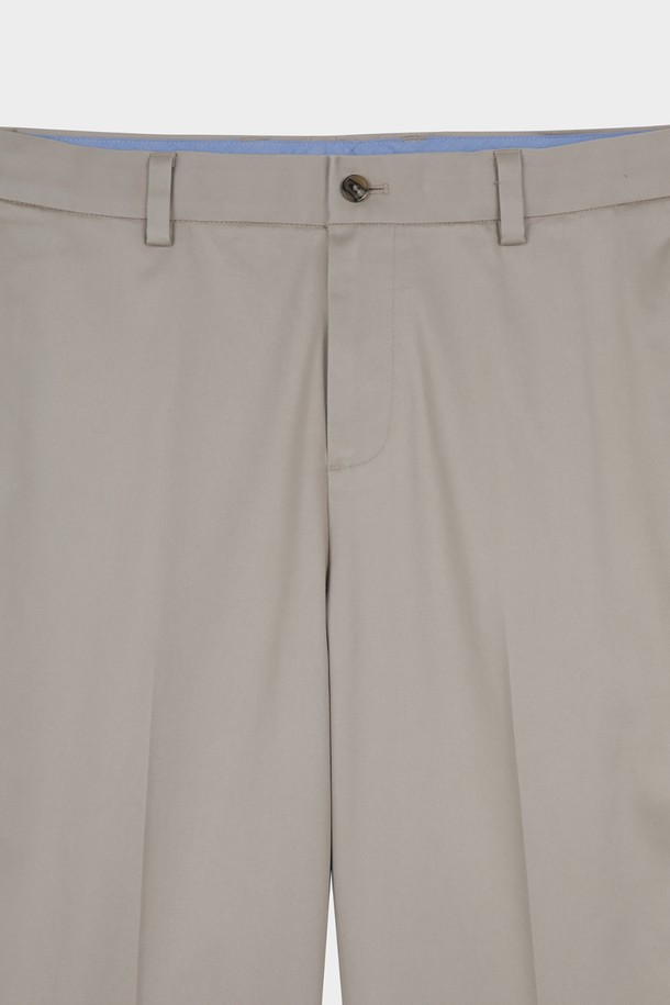 **레귤러핏 라이트웨이트 어드밴티지 치노 (카키) (BBPCMMZ502)**는 남성용 치노팬츠입니다. 봄, 여름 시즌에 적합하며, 베이직하고 캐주얼한 스타일을 연출하기 좋습니다. 면 소재의 얇은 두께로 제작되어 가볍고 편안한 착용감을 제공합니다. 레귤러핏으로 제작되었으며, 무지 디자인의 카키 컬러로 다양한 상의와 매치하기 용이합니다. 캐주얼, 미니멀, 클래식 스타일을 선호하는 고객에게 추천합니다.
