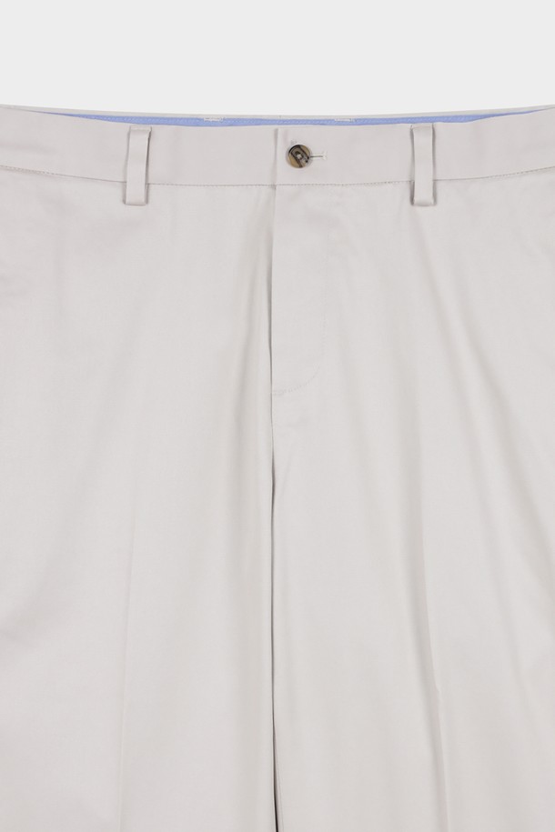 레귤러핏 라이트웨이트 어드밴티지 치노 (스톤) (BBPCMMZ502)는 여름철 시원하게 착용하기 좋은 남성용 치노 팬츠입니다. 얇은 두께감과 부드러운 촉감의 면, 스판덱스 혼방 소재로 제작되어 편안한 착용감을 선사합니다. 베이직하고 캐주얼한 스타일로, 일상복으로 활용하기 좋습니다. 논아이론 처리된 구김 방지 원단과 내부 스트레치 밴딩 디테일, 슬랜트 앞주머니, 버튼 뒷주머니로 실용성을 더했습니다. 레귤러핏으로 제작되어 편안하면서도 세련된 핏을 연출합니다.
