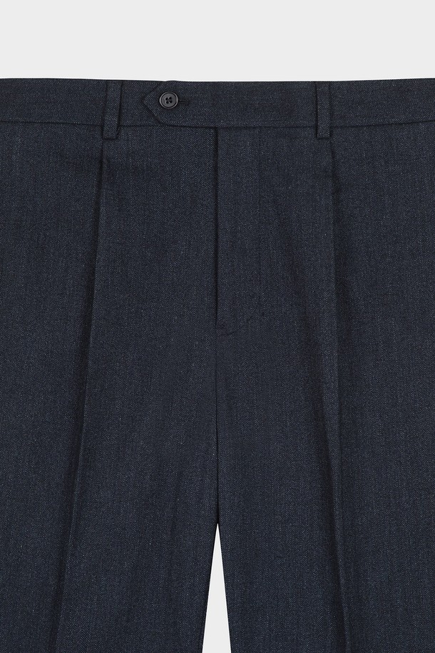 네이비 컬러의 코튼 플란넬 헤링본 트라우저 (BBPCMNF406)입니다. 부드러운 촉감의 면과 플란넬 소재로 제작되어 가을, 겨울 시즌에 따뜻하게 착용하기 좋습니다. 헤링본 패턴이 클래식한 무드를 더하며, 레귤러 핏으로 편안한 착용감을 선사합니다. 출근룩, 비즈니스 캐주얼, 모임룩 등 다양한 TPO에 활용 가능하며, 미니멀, 캐주얼 스타일과 잘 어울립니다.
