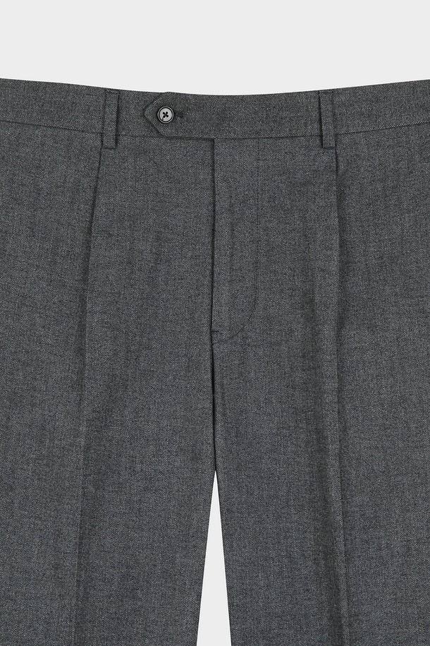 **코튼 플란넬 헤링본 트라우저 (그레이) (BBPCMNF406)**

부드러운 코튼 플란넬 소재로 제작되어 가을과 겨울에 따뜻하게 착용하기 좋은 남성용 트라우저입니다. 클래식한 무드의 레귤러핏으로, 헤링본 패턴이 세련된 느낌을 더합니다. 오피스룩, 비즈니스 캐주얼, 모임룩 등 다양한 TPO에 활용하기 좋으며, 미니멀한 스타일을 연출하기에도 적합합니다. 두께감 있는 소재로 제작되어 보온성이 뛰어나며, 부드러운 촉감이 특징입니다.
