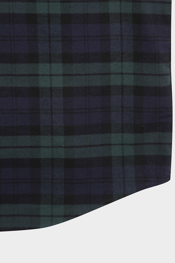 소멜로스 플란넬 체크 셔츠 (멀티) (BBTHMMF401)는 남성용 상의입니다. 부드러운 촉감의 플란넬 소재로 제작되었으며, 가을과 겨울에 착용하기 좋은 두꺼운 두께감을 자랑합니다. 캐주얼, 베이직 스타일의 루즈핏 셔츠로, 다양한 멀티, 네이비, 그린 컬러의 체크 패턴이 돋보입니다. 칼라 넥라인과 긴 소매, 버튼다운 디자인으로 클래식하면서도 미니멀한 무드를 연출합니다. 일상복으로 활용하기 좋은 아이템입니다.
