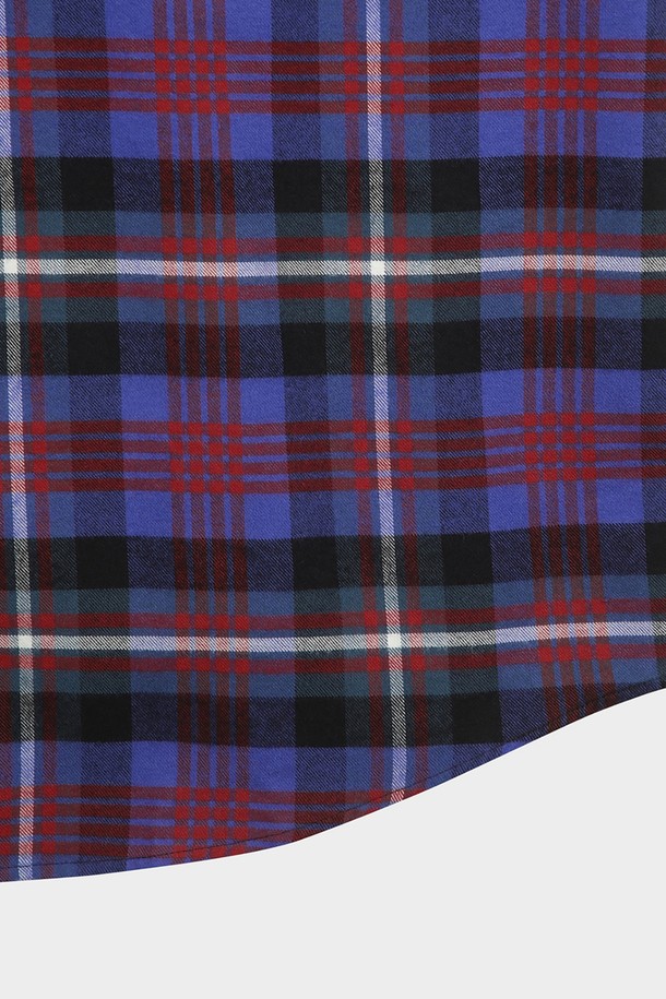 소멜로스 플란넬 체크 셔츠 (블루) (BBTHMMF401)는 남성용 셔츠로, 가을과 겨울에 따뜻하게 착용하기 좋은 두꺼운 두께감의 플란넬 소재입니다. 블루, 레드, 네이비 컬러의 체크 패턴이 돋보이며, 버튼다운 디자인과 긴소매로 제작되었습니다. 레귤러핏으로 제작되어 편안한 착용감을 제공하며, 캐주얼, 클래식, 미니멀 스타일을 모두 소화할 수 있습니다. 출근룩과 비즈니스 캐주얼에도 활용 가능한 활용도 높은 아이템입니다. 부드러운 촉감의 플란넬 소재가 포근함을 더합니다.
