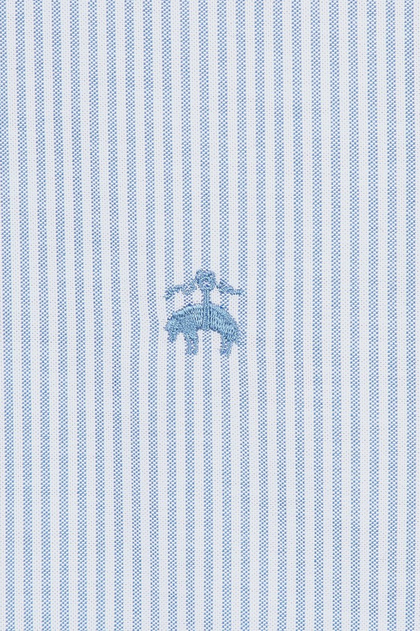 논아이론 옥스포드 캔디 스트라이프 셔츠 (블루) (BBTHMFF302)는 남성용 셔츠로, 봄과 여름에 착용하기 좋습니다. 부드러운 촉감의 면 소재에 논아이론 기능을 더하여 편안함과 관리가 용이합니다. 베이직하고 캐주얼한 스타일로, 레귤러핏에 긴소매 기장이며 차이나칼라 디자인으로 제작되었습니다. 얇은 두께감과 옥스포드 원단, 캔디 스트라이프 패턴이 특징이며, 비즈니스 캐주얼 및 출근룩, 캐주얼, 클래식, 미니멀 스타일 연출에 적합합니다.
