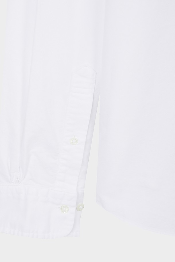 프라이데이 옥스포드 솔리드 셔츠 (화이트) (BBTHMMF302)는 남성용 셔츠로, 베이직하고 클래식한 스타일을 연출합니다. 면 소재로 제작되어 봄, 가을에 착용하기 좋으며, 레귤러핏에 긴 소매 기장입니다. 깔끔한 무지 디자인과 차이나 칼라가 특징이며, 출근룩, 비즈니스 캐주얼, 데이트룩 등 다양한 TPO에 활용할 수 있습니다. 미니멀하고 클래식한 스타일을 선호하는 분들에게 적합한 아이템입니다.
