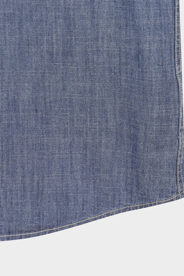 남성용 샴브레이 워크셔츠 (인디고)입니다. 데님 소재의 레귤러핏 긴소매 셔츠로, 봄, 가을에 착용하기 좋습니다. 차이나칼라와 포켓 디테일이 돋보이며, 워크웨어 스타일과 베이직한 디자인으로 캐주얼하고 클래식한 분위기를 연출합니다. 출근룩과 데이트룩에 모두 잘 어울리는 활용도 높은 아이템입니다.
