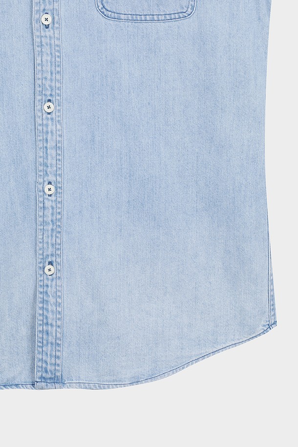 가볍고 시원한 코튼 샴브레이 셔츠 (라이트인디고) (BBTHMMF307)는 봄, 여름 시즌에 적합한 남성 셔츠입니다. 부드러운 촉감의 샴브레이 면 소재로 제작되어 편안한 착용감을 선사하며, 레귤러 핏과 긴 소매 기장으로 깔끔한 실루엣을 연출합니다. 베이직하고 캐주얼한 스타일로, 일상복뿐만 아니라 출근룩이나 비즈니스 캐주얼에도 활용 가능합니다. 차이나 칼라 디자인과 가슴 포켓 디테일이 특징이며, 미니멀, 클래식한 스타일을 선호하는 분들께 추천합니다. 라이트인디고 컬러는 어떤 하의와도 잘 어울려 다양한 스타일링을 연출할 수 있습니다.
