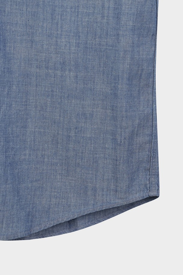 다크인디고 컬러의 코튼 샴브레이 셔츠입니다. 부드러운 촉감의 면 소재로 제작되어 봄, 여름 시즌에 시원하게 착용하기 좋습니다. 루즈핏 크롭 기장으로 캐주얼하면서도 트렌디한 스타일을 연출하며, 데이트룩, 여행룩 등 다양한 TPO에 활용 가능합니다. 베이직한 디자인에 샴브레이 원단의 은은한 질감이 더해져 미니멀, 클래식 스타일을 선호하는 여성분들께 추천합니다. 긴 소매와 카라 디테일로 깔끔한 룩을 완성해보세요.
