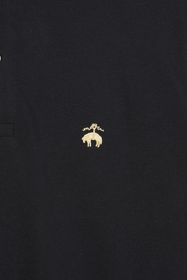 블랙 컬러의 코튼 피케 폴로셔츠(BBNTMFF302)입니다. 부드러운 촉감의 면 소재로 제작되어 봄, 여름, 가을에 착용하기 좋습니다. 레귤러핏과 폴로넥 디자인으로 캐주얼하면서도 클래식한 스타일을 연출합니다. 출근룩이나 비즈니스 캐주얼에 활용하기 좋으며, 무지 디자인으로 다양한 하의와 매치하기 용이합니다. 긴소매 기장의 레귤러 기장 상의입니다.
