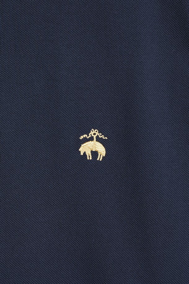 네이비 컬러의 코튼 피케 폴로셔츠(BBNTMFF302)입니다. 부드러운 촉감의 면 소재로 제작되어 봄, 여름 시즌에 편안하게 착용하기 좋습니다. 베이직하고 캐주얼한 스타일로, 레귤러 핏과 긴 소매 기장, 폴로넥 디자인이 특징입니다. 비즈니스 캐주얼 또는 출근룩에 활용하기 좋으며, 캐주얼, 클래식, 미니멀 스타일을 즐기는 분들께 추천합니다. 무지 디자인으로 다양한 하의와 매치하여 폭넓은 스타일을 연출할 수 있습니다.
