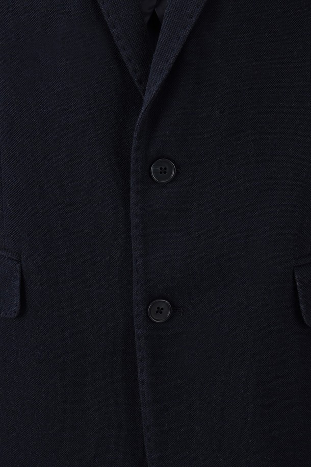 네이비 컬러의 솔리드 니트 재킷(BBJSMFF301)입니다. 부드러운 니트 소재로 제작되어 봄, 가을에 착용하기 좋으며, 레귤러핏과 중간 두께감으로 편안한 착용감을 선사합니다. 베이직하고 클래식한 스타일로, 오피스룩, 비즈니스 캐주얼, 출근룩 등 다양한 TPO에 활용할 수 있습니다. 싱글 버튼 여밈 방식과 긴 소매 기장, 솔리드 디자인으로 미니멀하고 세련된 분위기를 연출합니다.
