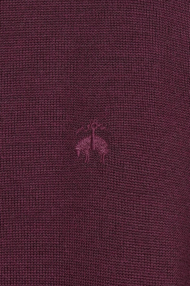 메리노울 로고 폴로 스웨터 (버건디)는 가을, 겨울 시즌에 어울리는 남성용 니트/스웨터입니다. 부드러운 촉감의 메리노울 소재로 제작되었으며, 레귤러 핏과 긴소매 디자인으로 편안한 착용감을 제공합니다. 클래식하고 베이직한 스타일로, 폴로넥과 로고 디테일이 특징입니다. 출근룩과 비즈니스 캐주얼에 적합하며, 미니멀, 클래식, 캐주얼 스타일을 즐기는 분들께 추천합니다. 두꺼운 두께감으로 따뜻함을 더했습니다.
