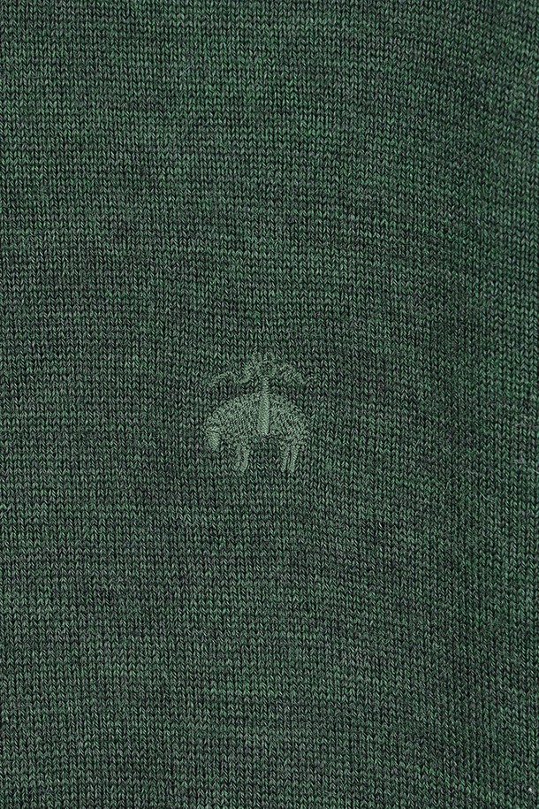 메리노울 로고 폴로 스웨터 (다크그린) (BBWTMNF301)는 부드러운 촉감의 메리노울 소재로 제작된 남성용 긴소매 스웨터입니다. 다크 그린 컬러의 레귤러핏 폴로넥 스타일로, 로고 디테일이 돋보이는 베이직하고 클래식한 디자인입니다. 두께감이 있어 가을, 겨울철에 따뜻하게 착용 가능하며, 출근룩, 비즈니스 캐주얼, 모임룩 등 다양한 TPO에 활용할 수 있습니다. 미니멀하고 캐주얼한 스타일을 연출하기에 좋은 아이템입니다.
