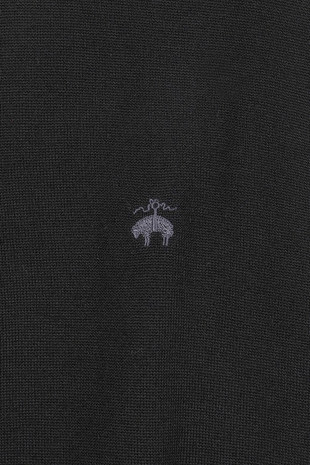 메리노울 소재의 고급스러운 로고 폴로 스웨터입니다. 블랙 컬러에 레귤러 핏으로 제작되어 베이직하면서도 클래식한 스타일을 연출합니다. 부드러운 촉감의 메리노울 소재, 긴 소매와 두꺼운 두께감으로 가을, 겨울 시즌에 따뜻하게 착용할 수 있습니다. 폴로넥 디자인이 특징이며, 출근룩, 모임룩, 비즈니스 캐주얼에 활용하기 좋습니다. 클래식, 미니멀, 캐주얼 스타일을 즐기는 분들께 추천합니다.
